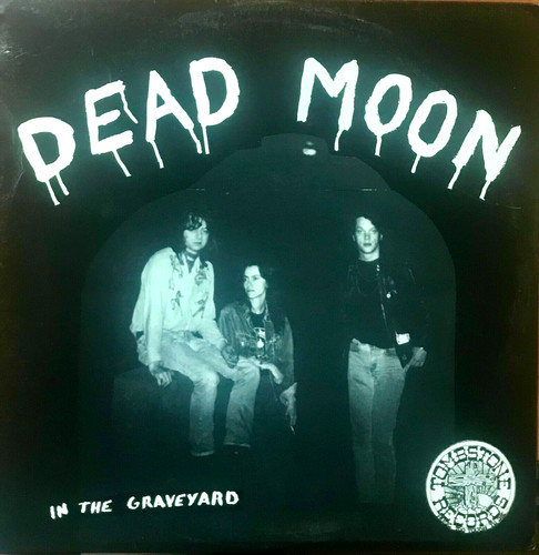 Dead moon the graveyard - in,